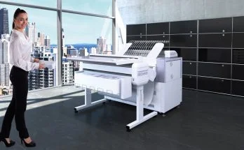 ROWE-ecoPrint-MFP_VarioFold-Compact_Person_300dpi_2600px