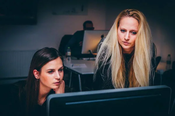 Mujeres se apoderan de la tecnología