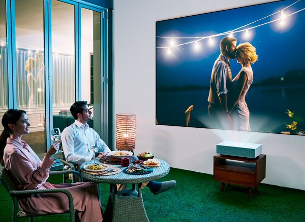  LG CineBeam Lifestyle