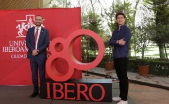 El Rector de la Ibero Luis Arriaga y el ganador del diseño del logo