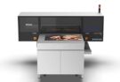 Epson presenta la SureColor V4000: La nueva potencia en impresión UV de cama plana