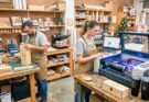 Grabado láser y personalización: la oportunidad de fin de año para las imprentas